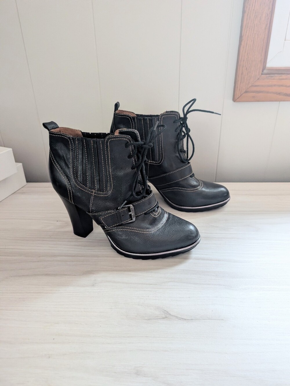 Sofft Windsor Lace-up Y2K Inspired Leather Heeled Booties Size 10